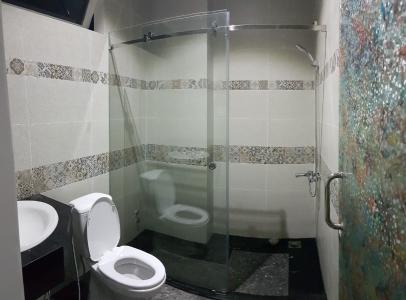 Phòng tắm nhà phố Nhà phố mặt tiền ướng Tây diện tích 210m2, thích hợp kinh doanh.