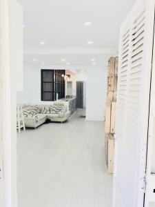 Phòng khách căn hộ chung cư Nguyễn Thiện Thuật, Quận 3 Căn hộ chung cư Nguyễn Thiện Thuật hướng Tây Nam, view thành phố.