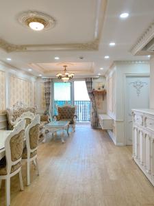 Phòng khách căn hộ Vista Verde Căn hộ Vista Verde đầy đủ tiện nghi, view thành phố tuyệt đẹp.