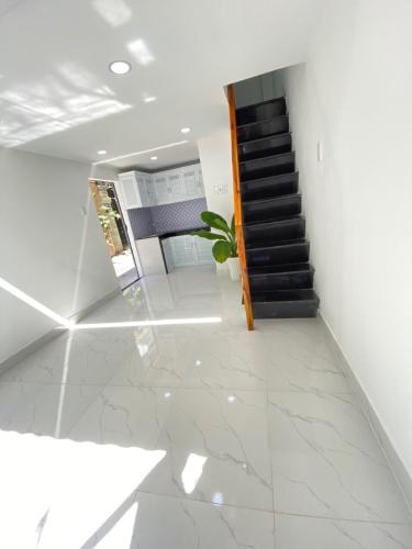 Phòng khách Nhà phố hướng Nam, 2 mặt tiền hẻm thông thoáng.