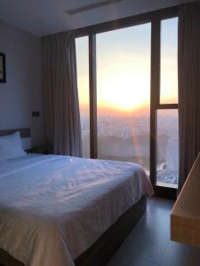 phòng ngủ Căn hộ Vinhomes Golden River tầng trung, view thành phố và sông