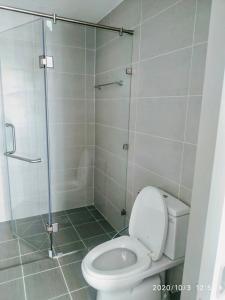 Toilet The Gold View, Quận 4 Căn hộ The Gold View tầng trung, đón view sông Sài Gòn mát mẻ.