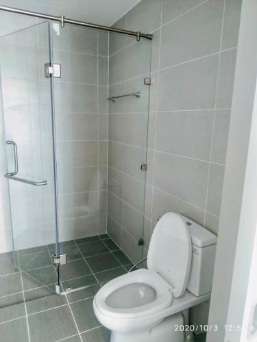 Toilet The Gold View, Quận 4 Căn hộ The Gold View tầng trung, đón view sông Sài Gòn mát mẻ.