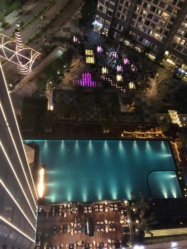 Hồ bơi Vinhomes Central Park Căn hộ Vinhomes Central Park, tầng trung đầy đủ nội thất