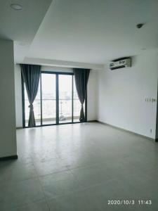 Phòng khách The Gold View, Quận 4 Căn hộ The Gold View tầng trung, đón view sông Sài Gòn mát mẻ.