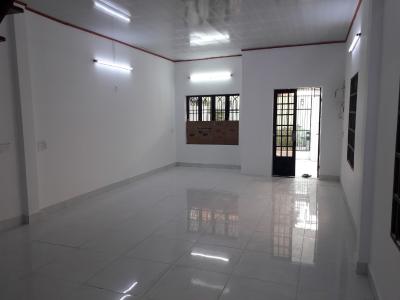 Bên trong nhà phố Huỳnh Tấn Phát, Quận 7 Nhà phố có sân và hành lang rộng, hướng Tây, hẻm xe hơi.