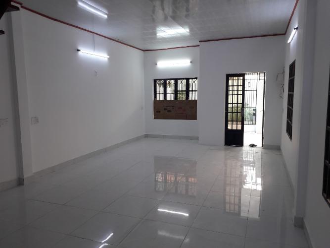 Bên trong nhà phố Huỳnh Tấn Phát, Quận 7 Nhà phố có sân và hành lang rộng, hướng Tây, hẻm xe hơi.