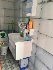 Phòng tắm nhà phố Quận Bình Tân Nhà phố mặt tiền đường hẻm rộng 4m hướng Đông, nội thất cơ bản.