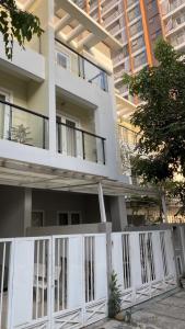 Mặt tiền nhà phố Quận 9 Nhà phố KDC Mega Residence Quận 9 hướng Đông, đầy đủ nội thất.