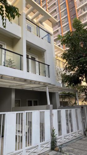 Mặt tiền nhà phố Quận 9 Nhà phố KDC Mega Residence Quận 9 hướng Đông, đầy đủ nội thất.