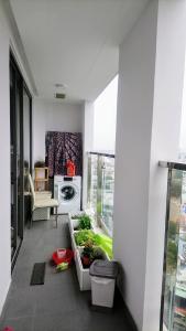 Ban công Kingston Residence, Phú Nhuận Căn hộ view thoáng mát Kingston Residence đầy đủ nội thất.