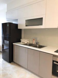 Phòng bếp , Căn hộ vinhomes Golden River , Quận 1 Căn hộ Vinhomes Golden Rivertầng 30 view thoáng mát, đầy đủ nội thất.