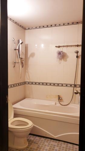 Phòng tắm căn hộ Đào Duy Từ, Quận 10 Căn hộ Đào Duy Từ tầng thấp hướng Tây Bắc, đầy đủ nội thất.