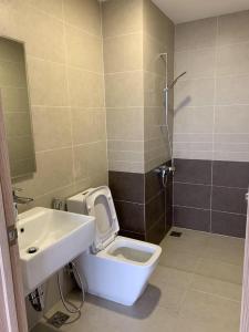 Nhà tắm officetel The Sun Avenue Office-tel The Sun Avenue tầng 3, nội thất cơ bản.