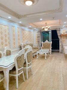 Phòng khách căn hộ Vista Verde Căn hộ Vista Verde đầy đủ tiện nghi, view thành phố tuyệt đẹp.