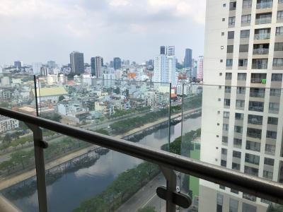 Ban công The Gold View, Quận 4 Căn hộ The Gold View hướng Đông Bắc đón view hồ bơi.