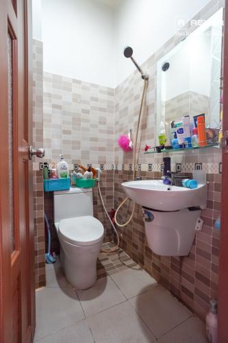 Toilet nhà phố Quận 10 Bán nhà hẻm Thành Thái, Quận 10, sổ hồng, hướng Đông Nam, cách cầu vượt Ba tháng Hai 100m