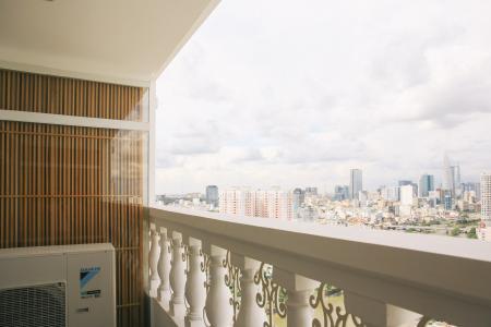 Ban công căn penthouse Grand Riverside Penthouse Grand Riverside đầy đủ nội thất, view thành phố sầm uất.