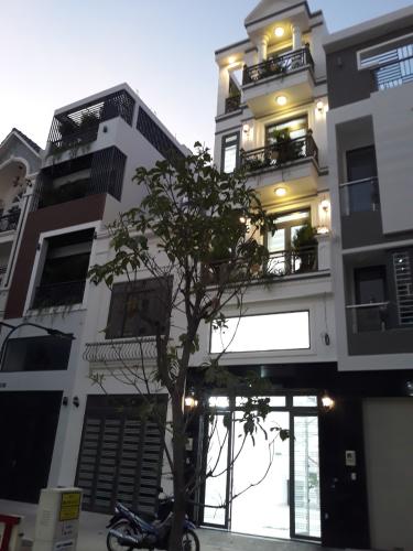 Mặt tiền nhà phố Quang Trung, Gò Vấp Nhà phố hướng Đông Nam, xe hơi đậu trong nhà, có công viên nhỏ.