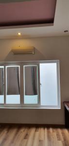 Phòng ngủ Nhà phố hướng Đông, ngay khu dân cư an ninh yên tĩnh.