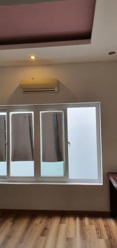 Phòng ngủ Nhà phố hướng Đông, ngay khu dân cư an ninh yên tĩnh.