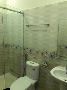 Toilet Nhà phố hướng Tây, mặt tiền hẻm xe hơi rộng rãi.