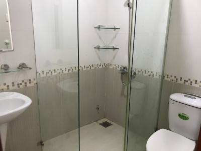 Phòng tắm nhà phố Quận 1 Nhà phố trung tâm thành phố Quận 1 hướng Nam, đầy đủ nội thất.