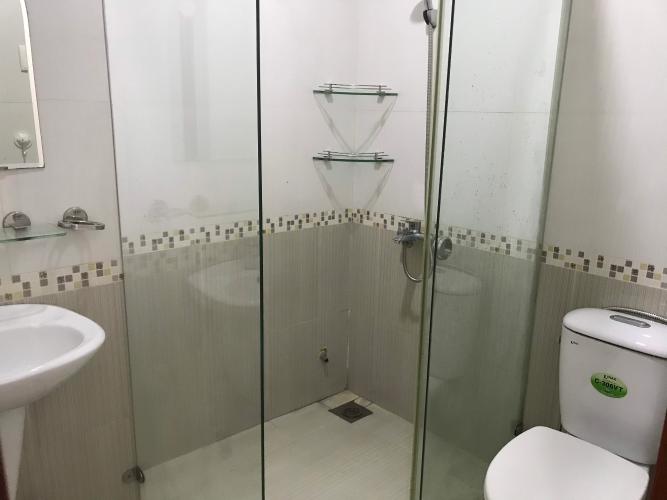 Phòng tắm nhà phố Quận 1 Nhà phố trung tâm thành phố Quận 1 hướng Nam, đầy đủ nội thất.