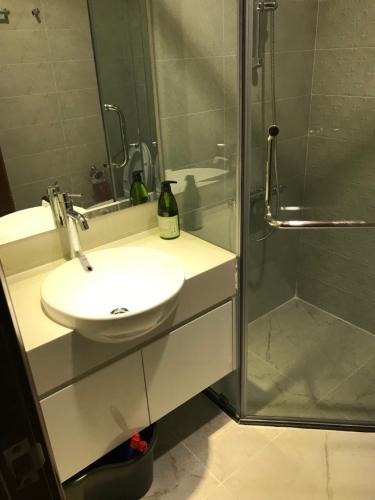 Căn hộ Vinhomes Central Park, Quận Bình Thạnh Căn hộ Vinhomes Central Park tầng cao cửa hướng Đông Bắc, view thoáng mát.