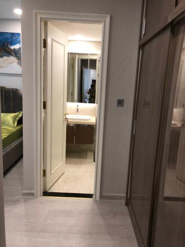 Phòng ngủ Vinhomes Golden River, Quận 1 CĂN HỘ VINHOMES GOLDEN RIVER HƯỚNG ĐÔNG BẮC