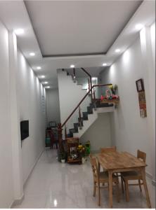 Phòng khách nhà phố Trần Xuân Soạn, quận 7 Nhà phố trung tâm quận 7 thiết kế hiện đại, nội thất cơ bản.