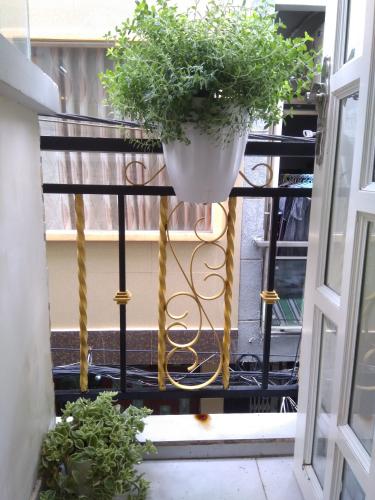 Bên trong nhà phố Hoàng Diệu, Quận 4 Nhà phố hẻm 4m, diện tích 21m2, khu ăn uống sầm uất.