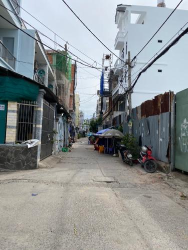 Hẻm nhà phố Nhà phố Bình Tân hướng Bắc thiết kế hiện đại, hẻm xe hơi.