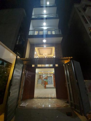 Mặt tiền nhà phố Quận Gò Vấp Nhà phố diện tích 64m2, kết cấu 1 trệt 3 lầu và sân thượng, sổ hồng riêng.