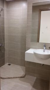 Nhà wc căn hộ Vinhomes Grand Park Bán căn hộ Vinhomes Grand Park nội thất cơ bản, view thành phố.