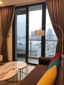 Phòng khách Vinhomes Golden River, Quận 1 CĂN HỘ GOLDEN RIVER VIEW THOÁNG MÁT