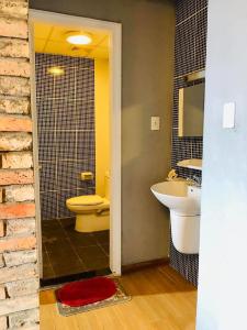 Phòng tắm căn hộ dịch vụ Quận 10 Cho thuê căn hộ dịch vụ đường Ba tháng Hai, Quận 10, diện tích 35m2, cách Nhà hát Hòa Bình 200m