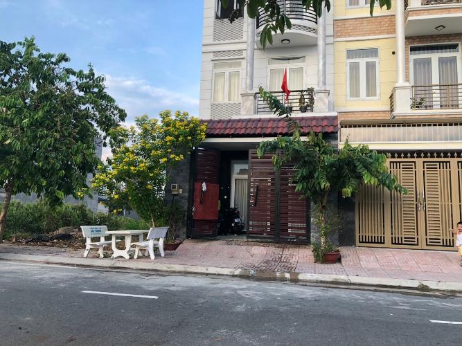 Nhà phố KDC Điền Phúc Thành, quận 9 Nhà phố KDC Điền Phúc Thành diện tích 5m x20m, có sân vườn rộng