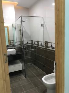 Phòng tắm nhà phố Gò Vấp Nhà phố cửa hướng Đông hẻm xe hơi rộng, kết cấu 3 tầng.