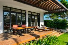 Lucasta - lucasta-khang-dien-khuon-vien