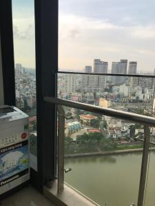 View căn hộ Vinhomes Golden River , Quận 1 Căn hộ Vinhomes Golden River đầy đủ nội thất, view thoáng mát.