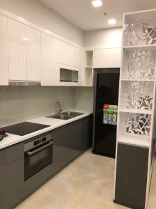 bếp Căn hộ Vinhomes Golden River tầng trung, view thành phố và sông