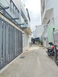 Đường hẻm nhà phố Quận 7 Nhà phố Quận 7 diện tích sàn 128m2, sổ hồng riêng kèm đầy đủ nội thất.