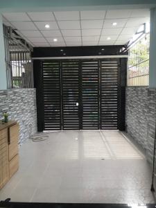 Sân để xe nhà phố Gò Vấp Nhà phố cửa hướng Đông hẻm xe hơi rộng, kết cấu 3 tầng.