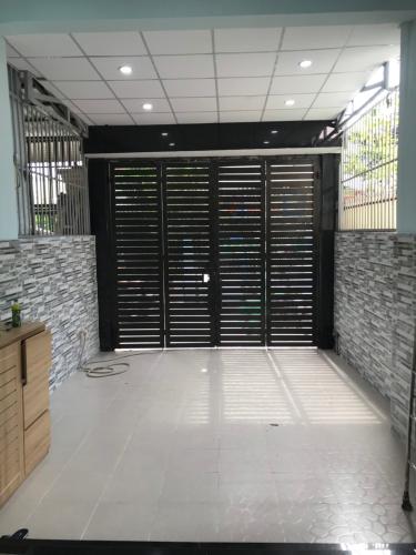Sân để xe nhà phố Gò Vấp Nhà phố cửa hướng Đông hẻm xe hơi rộng, kết cấu 3 tầng.