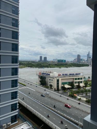 View ban công Sunwah Pearl, Bình Thạnh Căn hộ Sunwah Pearl tầng cao đón gió, view thành phố.