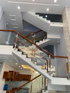 Cầu thang nhà phố Nhà phố Bình Tân hướng Bắc thiết kế hiện đại, hẻm xe hơi.