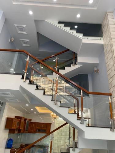 Cầu thang nhà phố Nhà phố Bình Tân hướng Bắc thiết kế hiện đại, hẻm xe hơi.