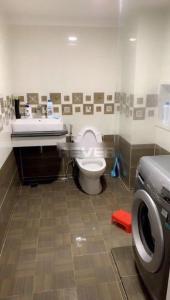 Phòng tắm nhà Quận 7 Nhà phố khu dân cư ven sông diện tích sử dụng 329m2, hướng Nam.