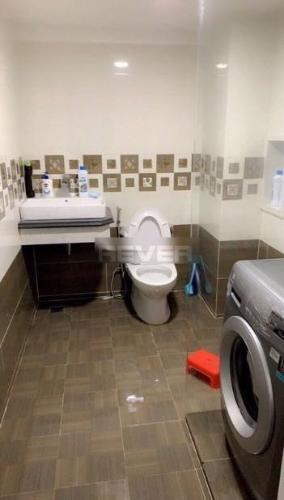 Phòng tắm nhà Quận 7 Nhà phố khu dân cư ven sông diện tích sử dụng 329m2, hướng Nam.